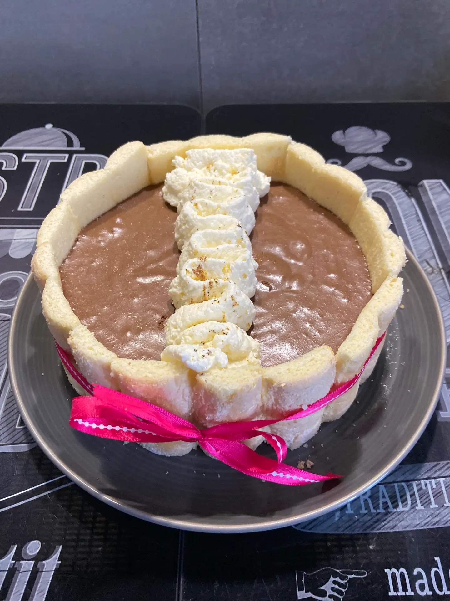 Charlotte au Chocolat: Tradition et Modernité dans la Pâtisserie Française