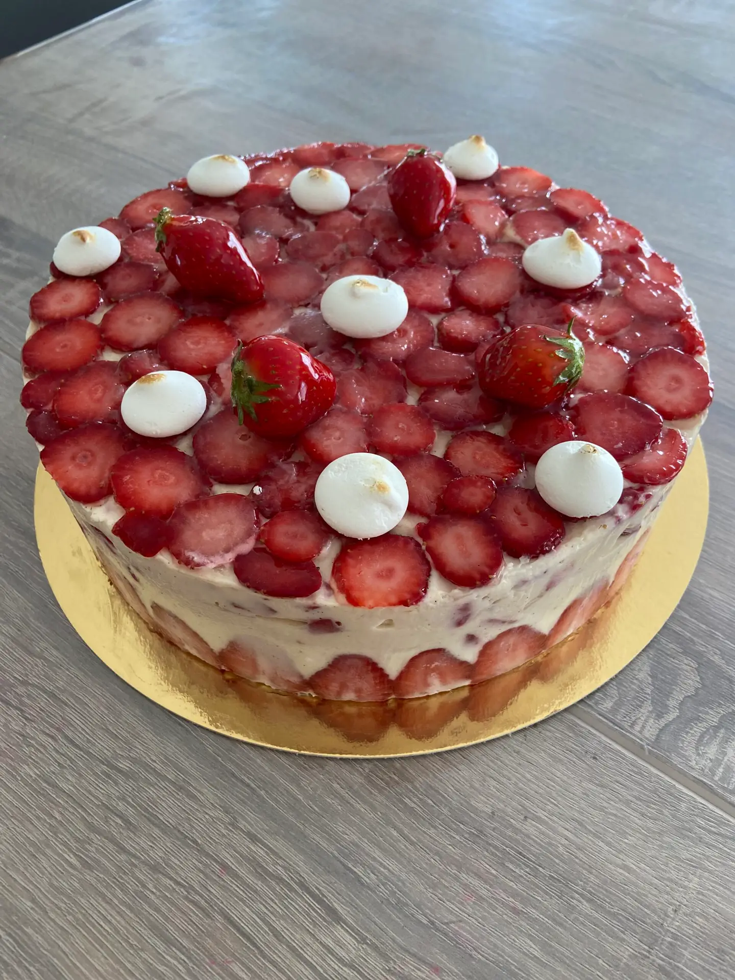 Fraisier Moderne avec Meringues et Fraises Fraîches
